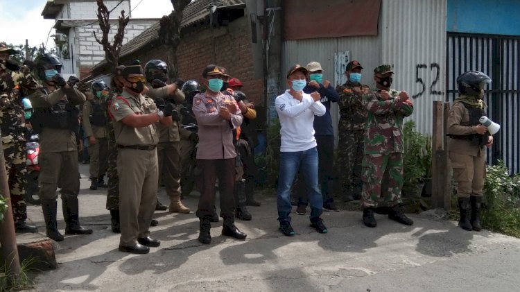 Muspika Pakal usai melakukan penyegelan di warung-warung jurang kuping/RMOLJatim