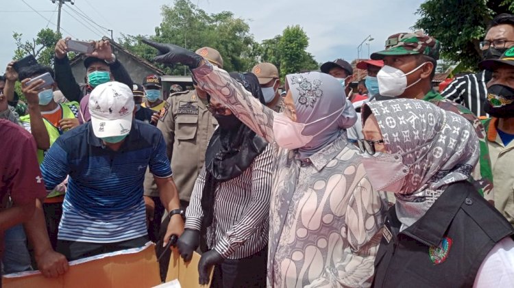 Mensos Risma saat datangi lokasi banjir 