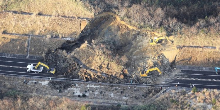 Longsor di Jalan Tol Joban, Jepang akibat gempa bumi berkekuatan 7,3 magnitudo/Net