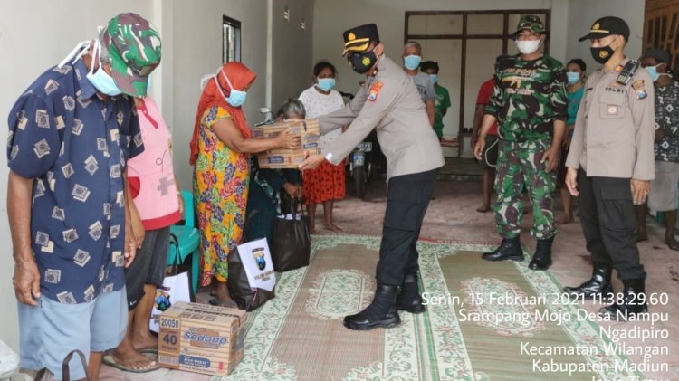 Kapolres Madiun AKBP Bagoes Wibisono tinjau wilayah longsor serta mengadakan baksos dengan menyalurkan sembako bagi warga terdampak