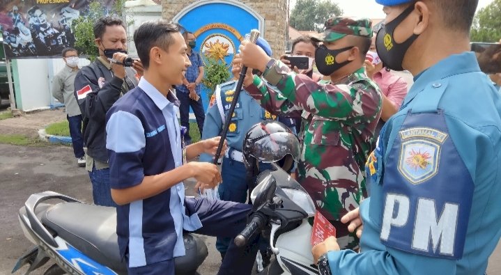 Danlanal Banyuwangi, Letkol Laut (P) Joko Setiyono memberikan masker kepada salah satu pengendara yang tidak bermasker/RMOLJatim