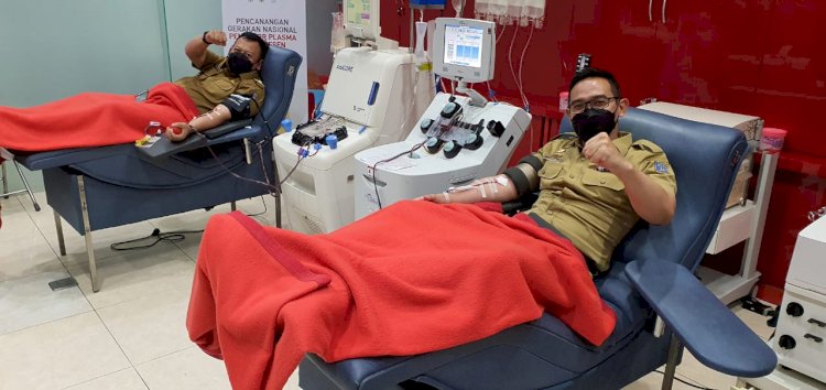 Kabag Humas Pemkot Surabaya dan Camat Bubutan Eko Kurniawan mendonorkan plasma konvalesen/ist