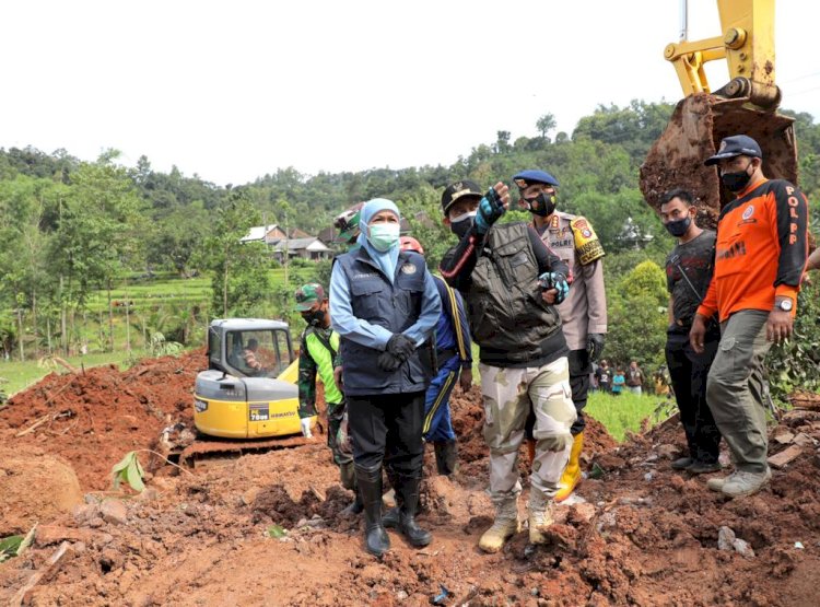 Gubernur Khofifah tinjau lokasi longsor di Nganjuk/Ist