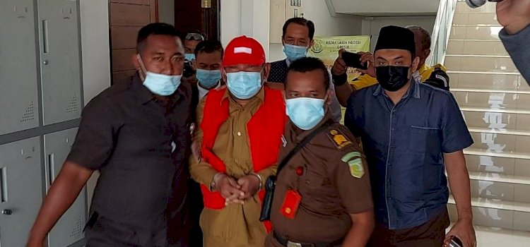 Camat Duduksampean,Suropadi saat akan dijebloskan ke penjara/RMOLJatim