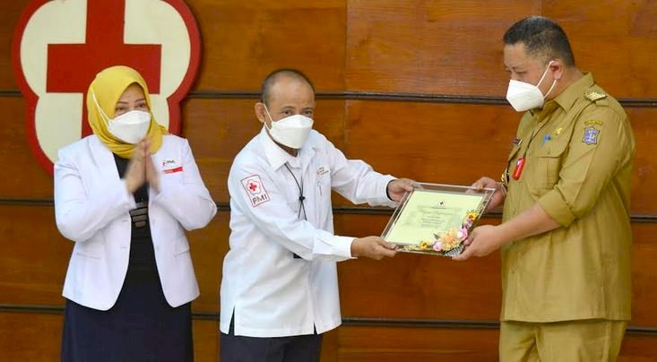 Wakil Ketua I PMI Kota Surabaya saat memberikan piagam kepada Wali Kota Whisnu/RMOLJatim