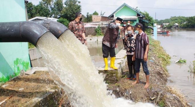 Pj Bupati Sidoarjo Hudiyono saat tinjau banjir/Ist