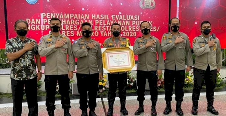 Kapolres Malang Kota Komisaris Besar Polisi Leonardus Simarmata menerima penghargaan dari Kemenpan RB/Ist