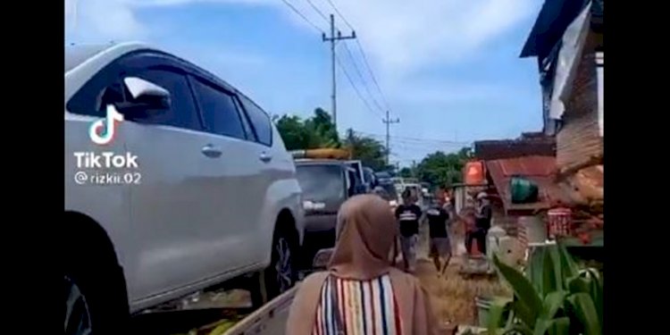 Tangkapan layar penampakan warga Tuban borong mobil baru/Repro