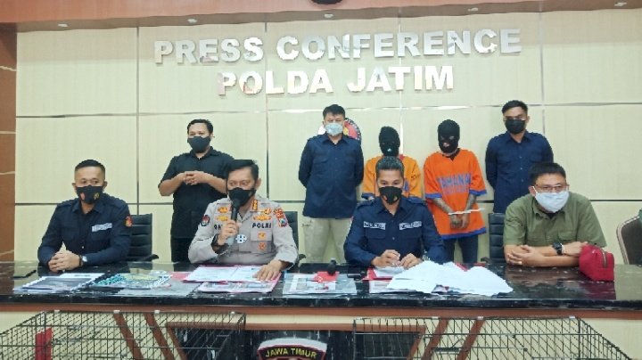 Polisi menunjukkan barang bukti dan tersangka penjual satwa dilindungi.
