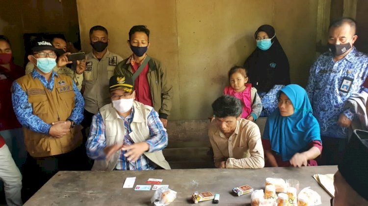Wabup Probolinggo, saat berdiskusi dengan Sono dan istrinya. /RMOLJatim