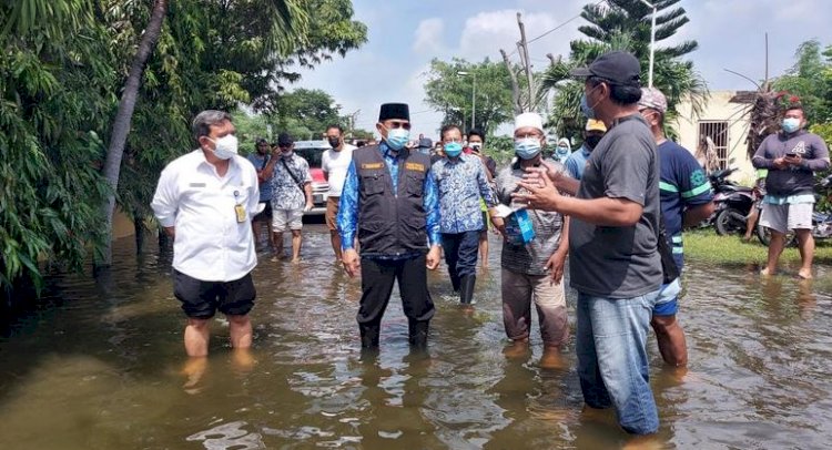 Pj Bupati Sidoarjo Hudiyono tinjau banjir di Perumahan Citraloka/Ist