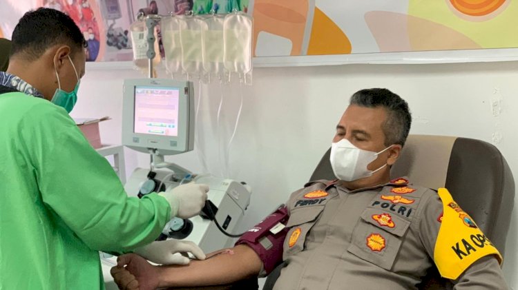 Kapolres Probolinggo AKBP Ferdy Irawan, saat menjalani Donor Plasma. /ist