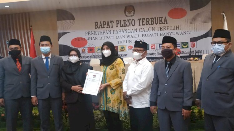 Bupati terpilih, Ipuk Fiestiandani menerima salinan putusan dari Ketua KPU, Dwi Anggraini Rahman/RMOLJatim