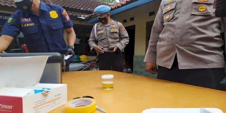 Anggota polisi melakukan tes urine/Net