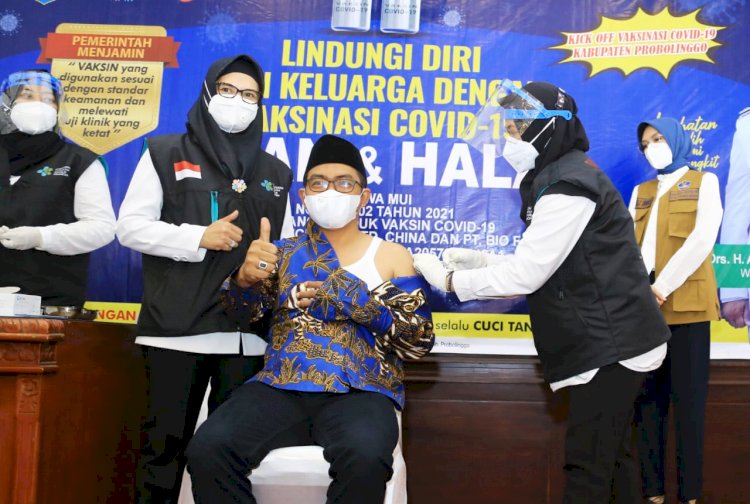 Ketua DPRD Kabupaten Probolinggo, Andi Suryanto Wibowo saat di vaksin/RMOLJatim