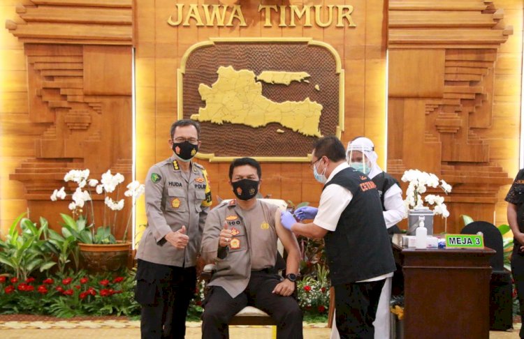 Kapolda Jatim Dr. Nico Afinta saat menjalani Vaksinasi Covid-19 dosis kedua di Gedung Negara Grahadi Surabaya