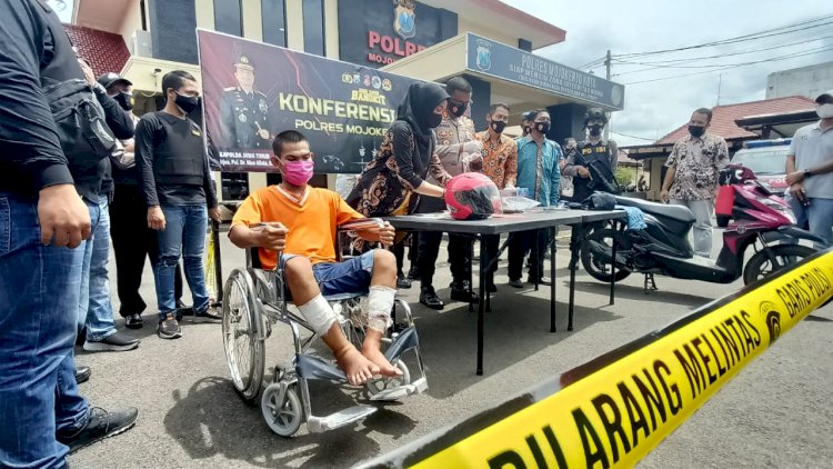 Kapolresta Mojokerto, AKBP Deddy Supriadi saat menunjukkan pelaku pembunuh/RMOLjatim