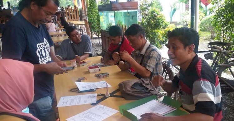 Rachmat Idisetyo bersama tiga karyawan PT Bromo Tirta Lestari/Ist