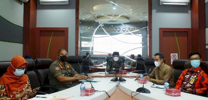 Pj Bupati Sidoarjo Hudiyono saat briefing di Command Center/Ist