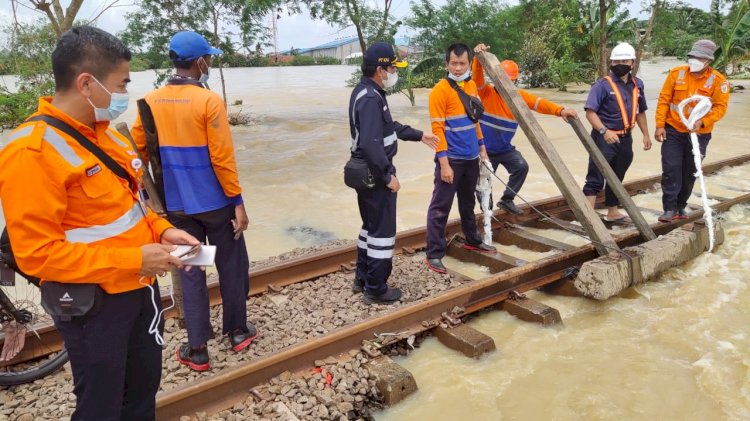 Rel kereta api yang diperbaiki / hms