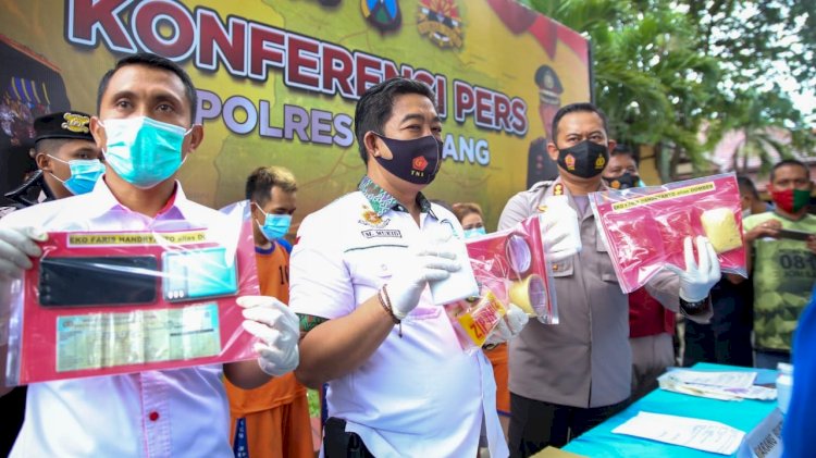 Polisi menunjukkan barang bukti
