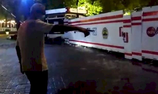 Gubernur Jawa Tengah Ganjar Pranowo saat mengecek banjir di kompleks Kantor Gubernur Jawa Tengah di Kota Semarang/Net