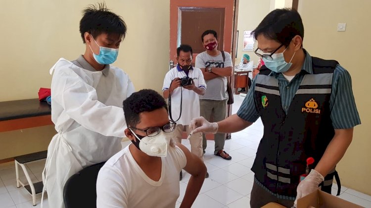 Rahmad Soleh Salah Satu Wartawan Penyintas Saat Menjalani Vaksinasi