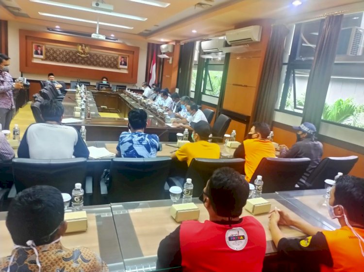 puluuhan warga saat audensi dengan DPRD Jatim/RMOLJatim