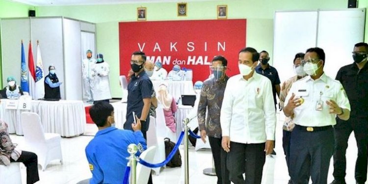 Presiden Joko Widodo dan Gubernur DKI Jakarta Anies Baswedan saat menyaksikan pemberian vaksin perdan di SMAN 70 Jakarta/Net