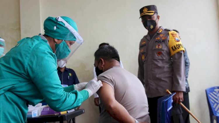 Proses vaksinasi anggota Polres Ngawi / RMOLJatim