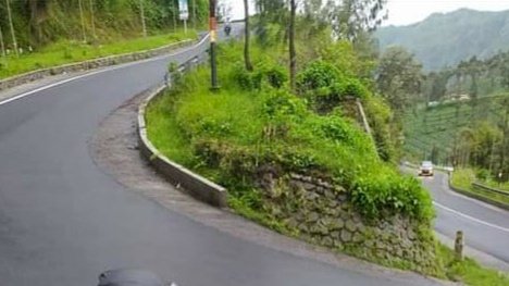 Salah satu jalur menuju Gunung Bromo