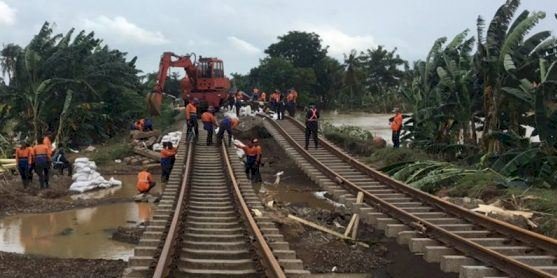 Jalur Kedunggedeh-Lemah Abang saat diperbaiki/Net