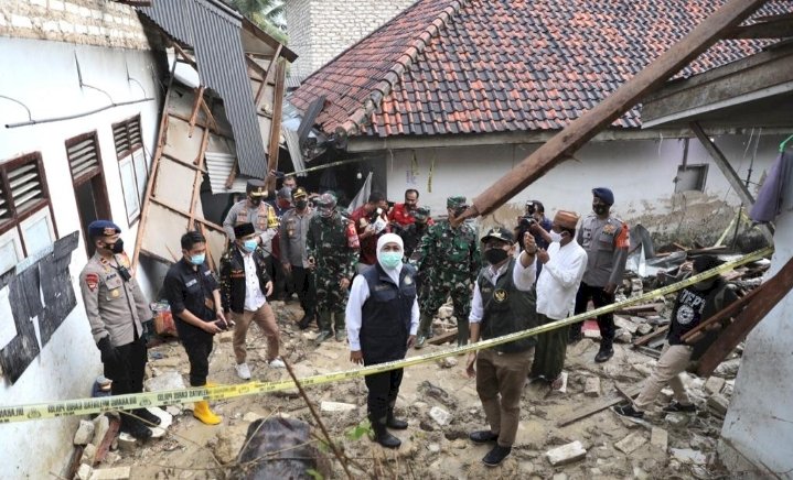 Gubernur Jatim, Khofifah Indar Parawansa meninjau lokasi longsor di Pamekasan/Ist