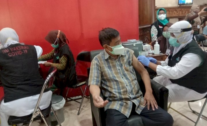 Wakil ketua DPRD Jawa Timur, Achmad  Iskandar saat menerima vaksinasi/RMOLJatim