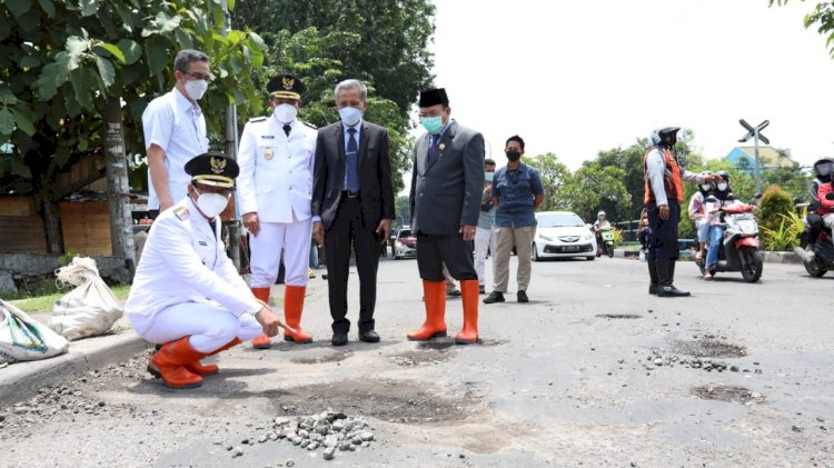 Bupati dan wakil bupati Sidoarjo pantau jalan rusak