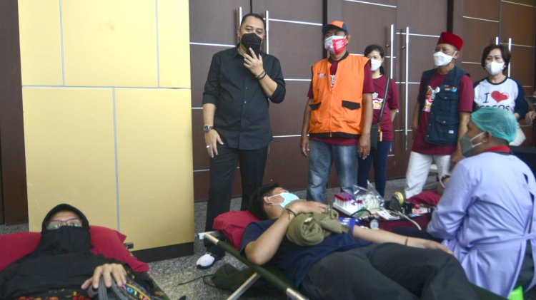 Eri Cahyadi memantau screening Donor plasma konvalesen/RMOLJatim