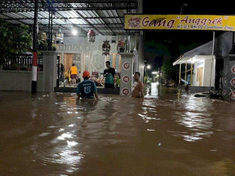 Banjir di Desa Dringu yang merendam rumah warga/RMOLJatim