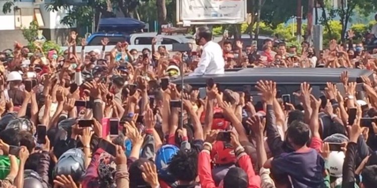 Presiden Joko Widodo saat berada di Maumere, NTT dan menimbulkan kerumunan/Net