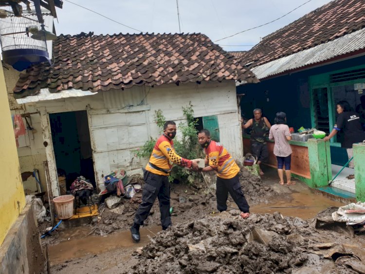 Anggota Polres Probolinggo saat melakukan aksi bersih-bersih rumah warga/RMOLJatim