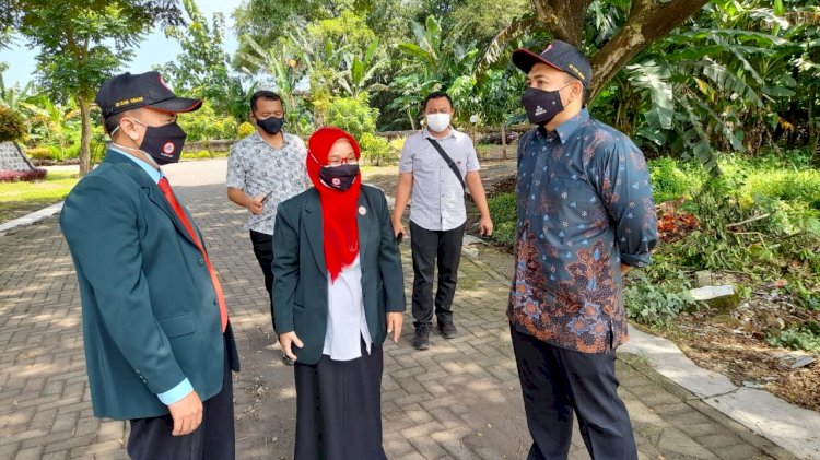 Bupati Ngawi Ony Anwar (paling kanan)