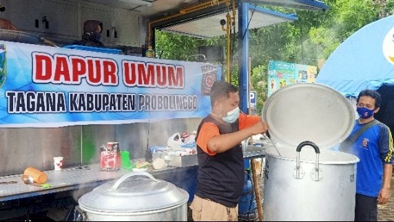 Dapur Umum, mempersiapkan nasi bungkus untuk Korban Banjir Dringu. /RMOLJatim