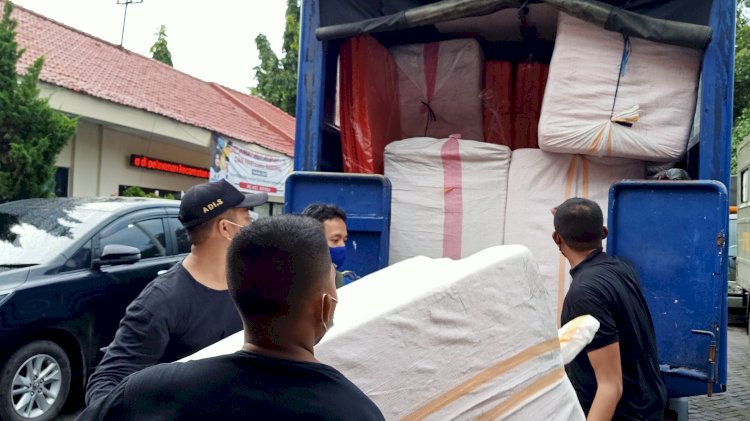 Petugas dari Satpol PP Menurunkan bantuan di Kantor kecamatan Dringu. /RMOLJatim