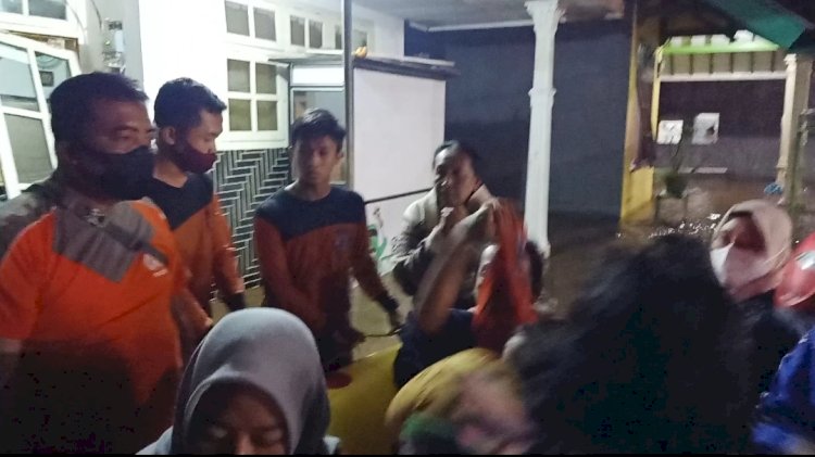 Polisi saat melakukan evakuasi. /RMOLJatim