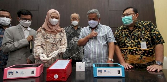 Prof Mohammad Nuh (kedua dari kanan) mencoba I-Nose buatan Prof Riyanarto Sarno/Disway