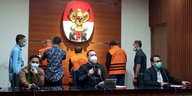 Nurdin Abdullah (kiri) kenakan rompi oranye/RMOL