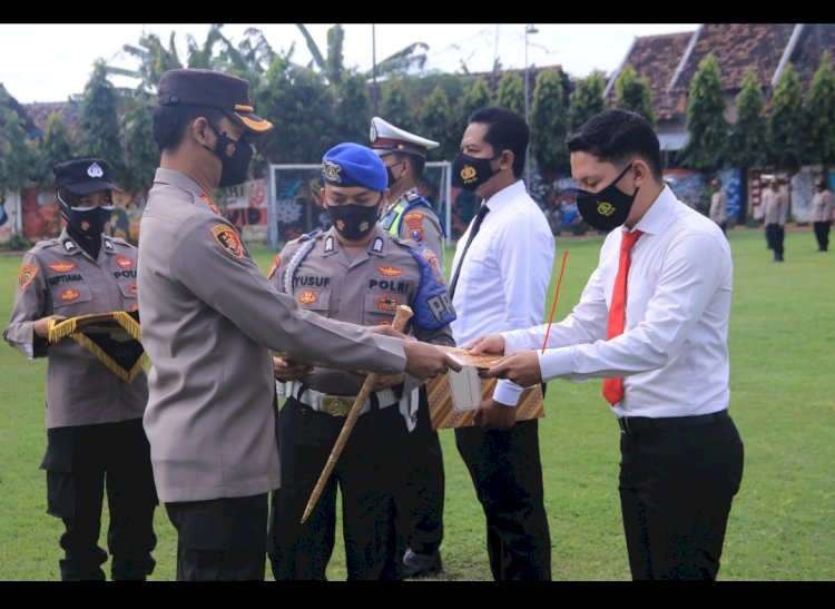 Penghargaan kepada anggota yang berprestasi diserahkan langsung oleh Kapolres Madiun AKBP Bagoes Wibisono/Ist