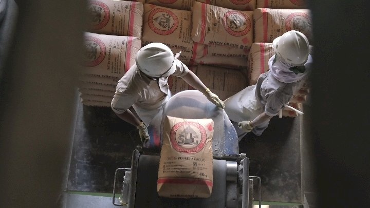 Aktivitas bongkar muat semen di Packing Plant Tanjung Priok, Jakarta Utara/Ist