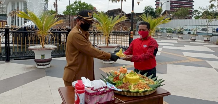 Potong tumpeng peresmian pengelolaan parkir tepi jalan umum oleh CV. Nava Lintang dihadiri Walikota Madiun Maidi/RMOLJatim