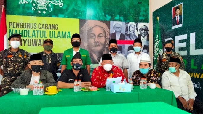 Katib Syuriyah PCNU Banyuwangi, Kiai Sunandi Zubaidi (baju merah) didampingi jajaran pengurus dan ketua-ketua lembaga NU Banyuwangi/RMOLJatim
