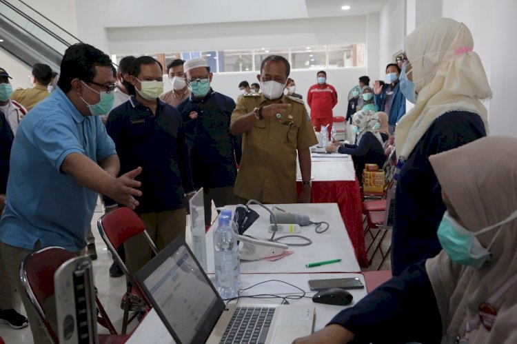 Armudji meninjau vaksinasi Covid-19 di RSUD dr Soewandhie/RMOLJatim